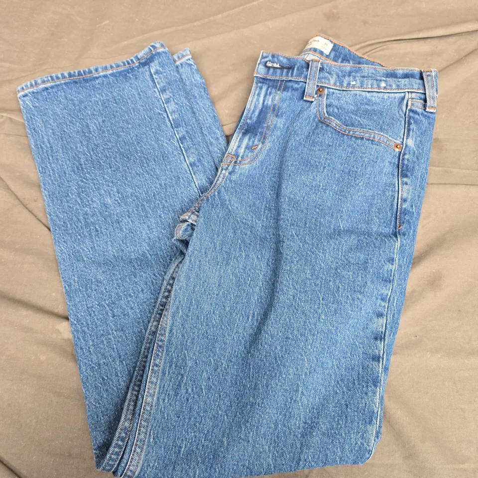 ABERCROMBIE & FITCH THE 90S STRAIGHT MID RISE JEANS IN BLUE - 28 REGULAR