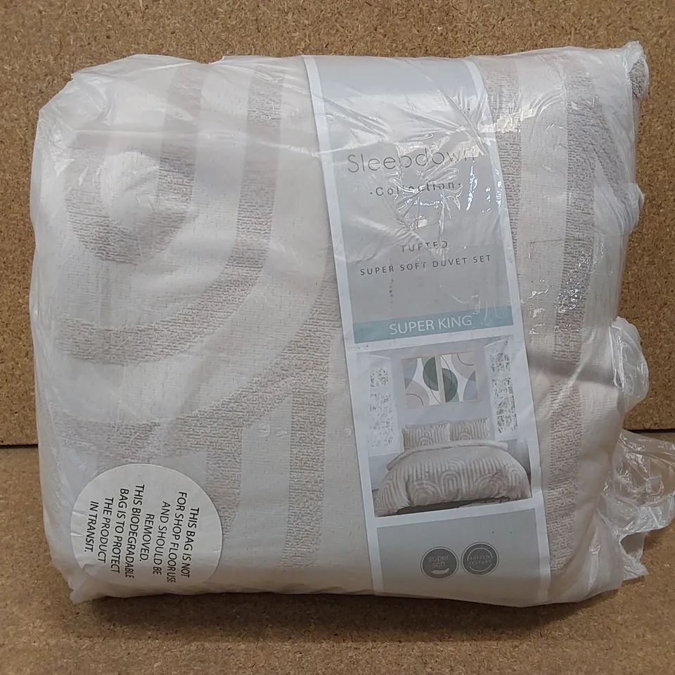 BAGGED LAURETTA POLYESTER GEOMETRIC SHAPES DUVET SET - CHAMPAGNE // SIZE: SUPERKING 