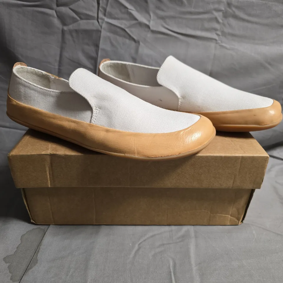 BOXED PAIR OF VIVO BAREFOOT REVIVO OPANKA WOMENS CANVAS SHOES IN WHITE/TAN SIZE EU 40