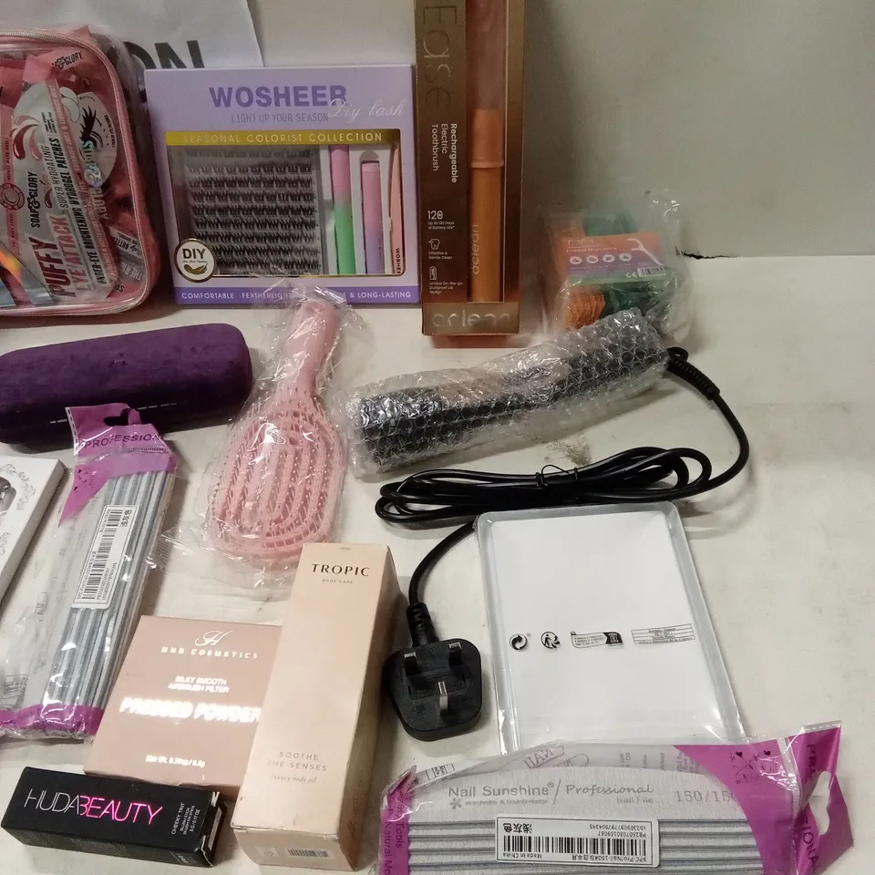 TOTE TO CONTAIN A MIXED ASSORTMENT OF WOMEN'S BEAUTY PRODUCTS