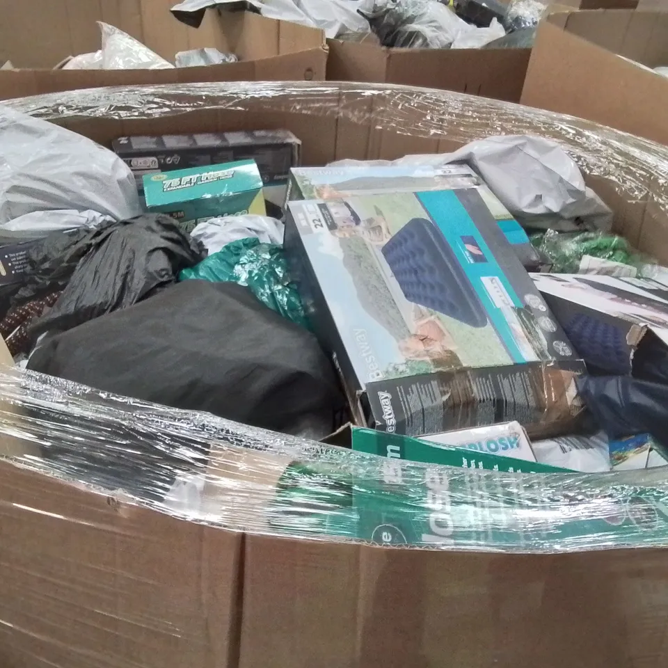 PALLET CONTAINING A LARGE QUANTITY OF HOSES 