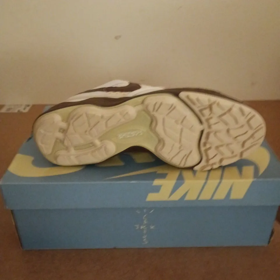 BOXED PAIR OF NIKE ZOOM FIELD JAZZ TRAINERS IN WHITE/CHOCOLATE - UK 9.5