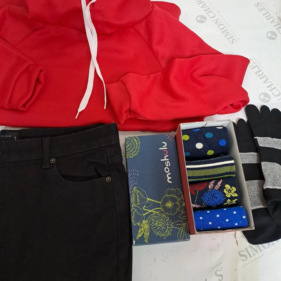 BOX OF APPROXIMATELY 20 ASSORTED CLOTHING ITEMS TO INCUDE - SOCKS, JUMPERS , T-SHIRTS , TROUSERS,ECT 