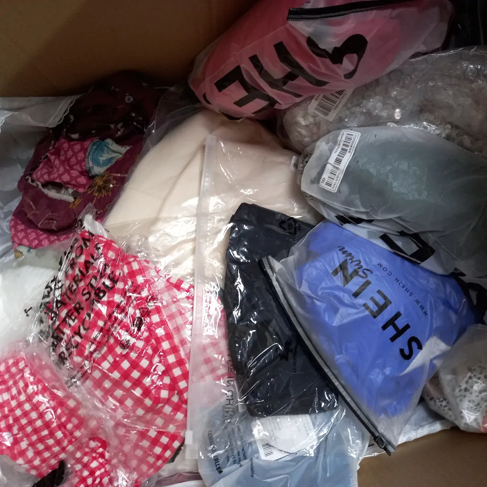APPROXIMATELY 50 ASSORTED CLOTHING AND ACCESSORIES TO INCLUDE SHIRT, DRESS, SKIRT, TROUSERS, PURSE 