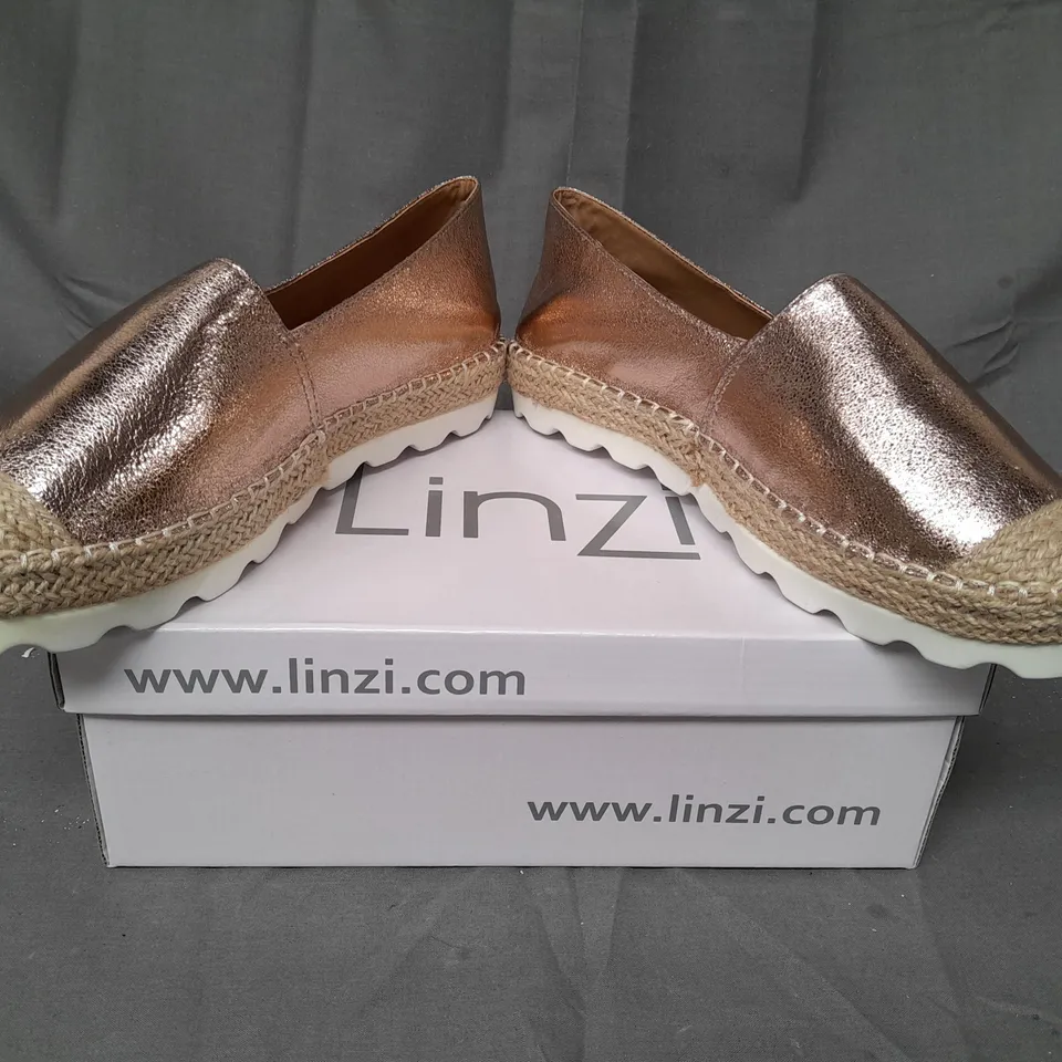 BOX OF APPROXIMATELY 10 BOXED PAIRS OF LINZI SLIP-ON SHOES IN ROSE GOLD - VARIOUS SIZES
