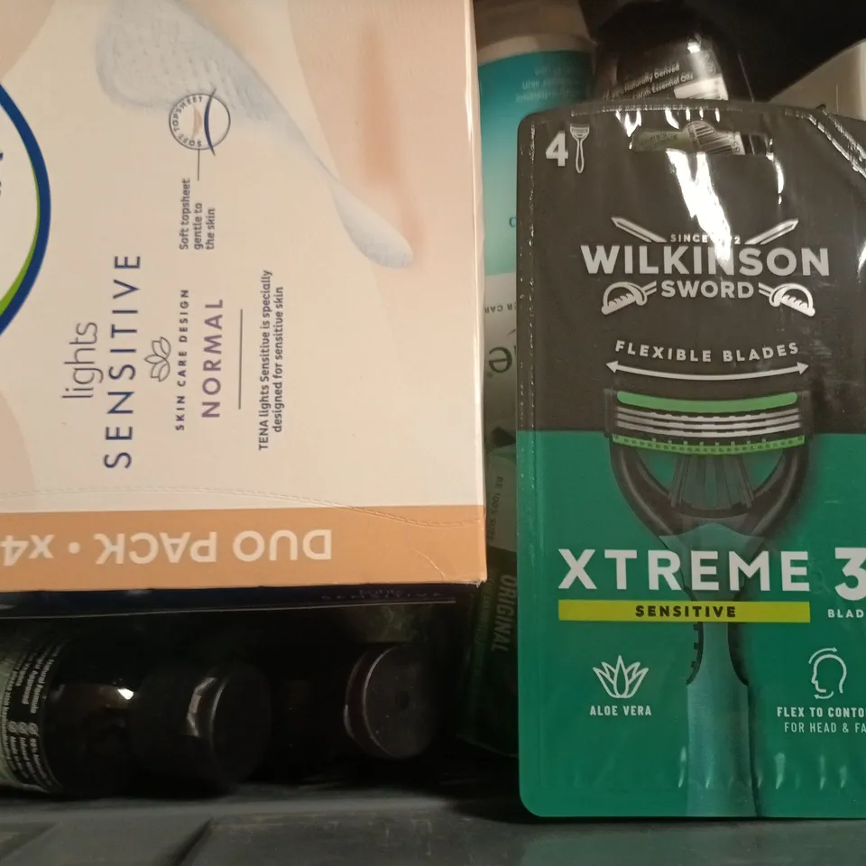 APPROXIMATELY 15 ASSORTED COSMETIC ITEMS INCLUDING VARIOUS MAKES AND BRANDS - COLLECTION ONLY