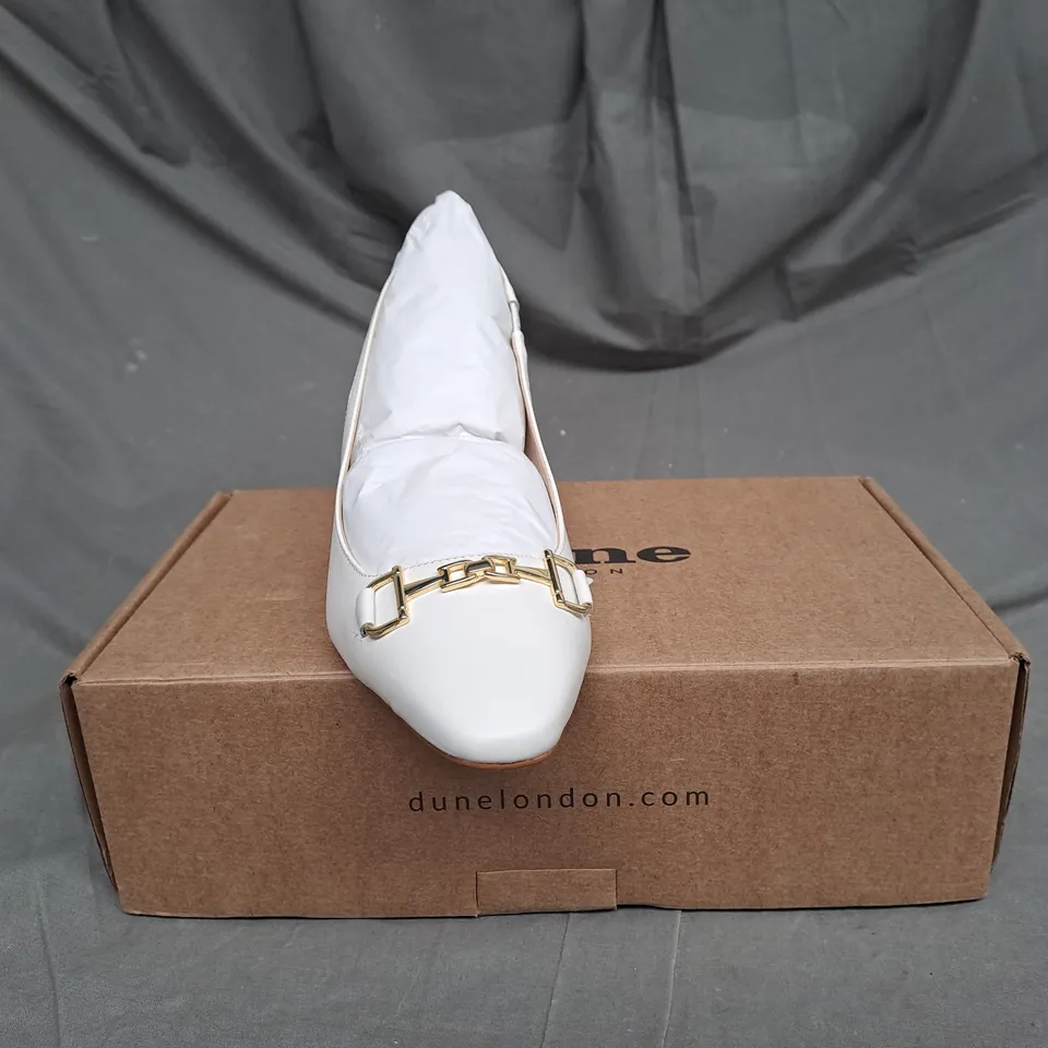 BOXED PAIR OF DUNE LONDON BLOCK HEEL SNAFFLE SHOE IN WHITE LEATHER SIZE 6