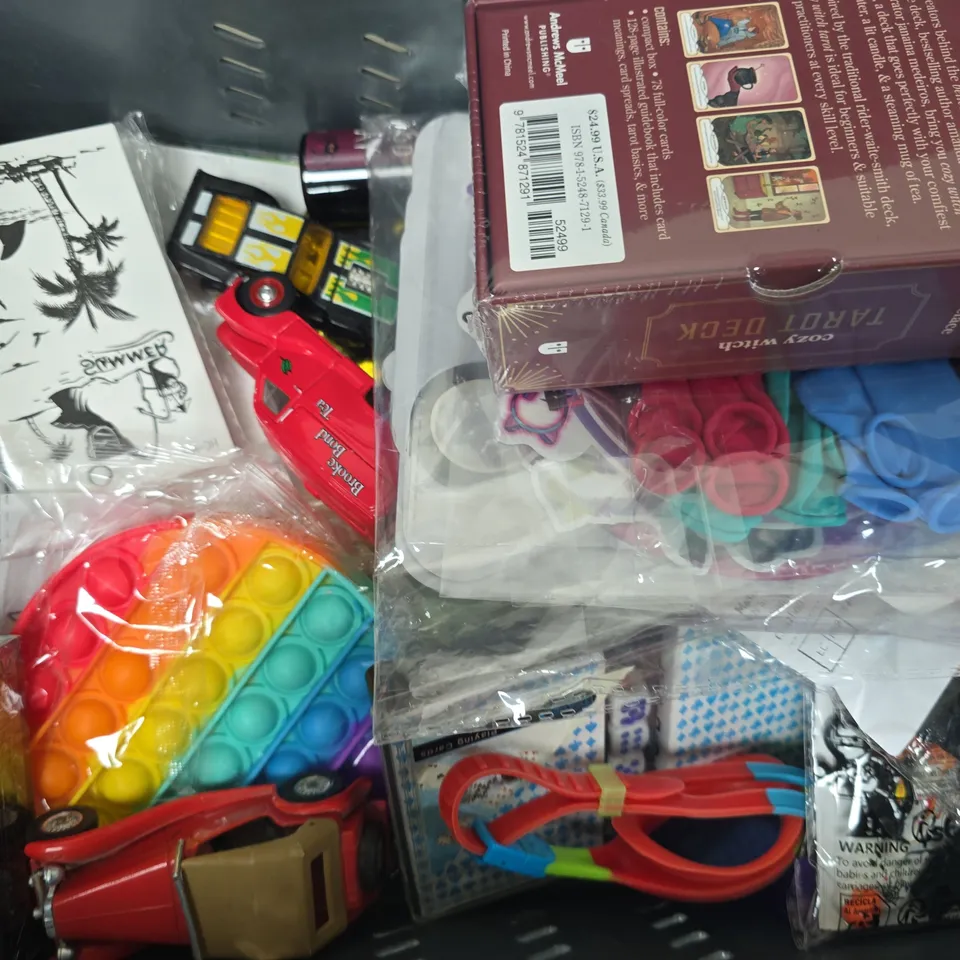 APPROXIMATELY 10 ASSORTED TOYS AND GAMES TO INCLUDE SCENTED FELT TIPS, TAROT DECK, UNO TEAMS, ETC