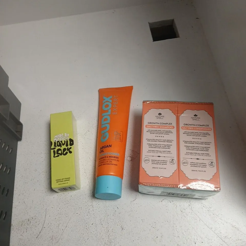 TOTE OF APPROXIMATELY 14 ASSORTED HEALTH AND BEAUTY ITEMS TO INCLUDE: MADE BY MITCHELL LIQUID LOCK, ARGAN OIL CONDITIONER AND GROWTH COMPLEX SHAMPOO