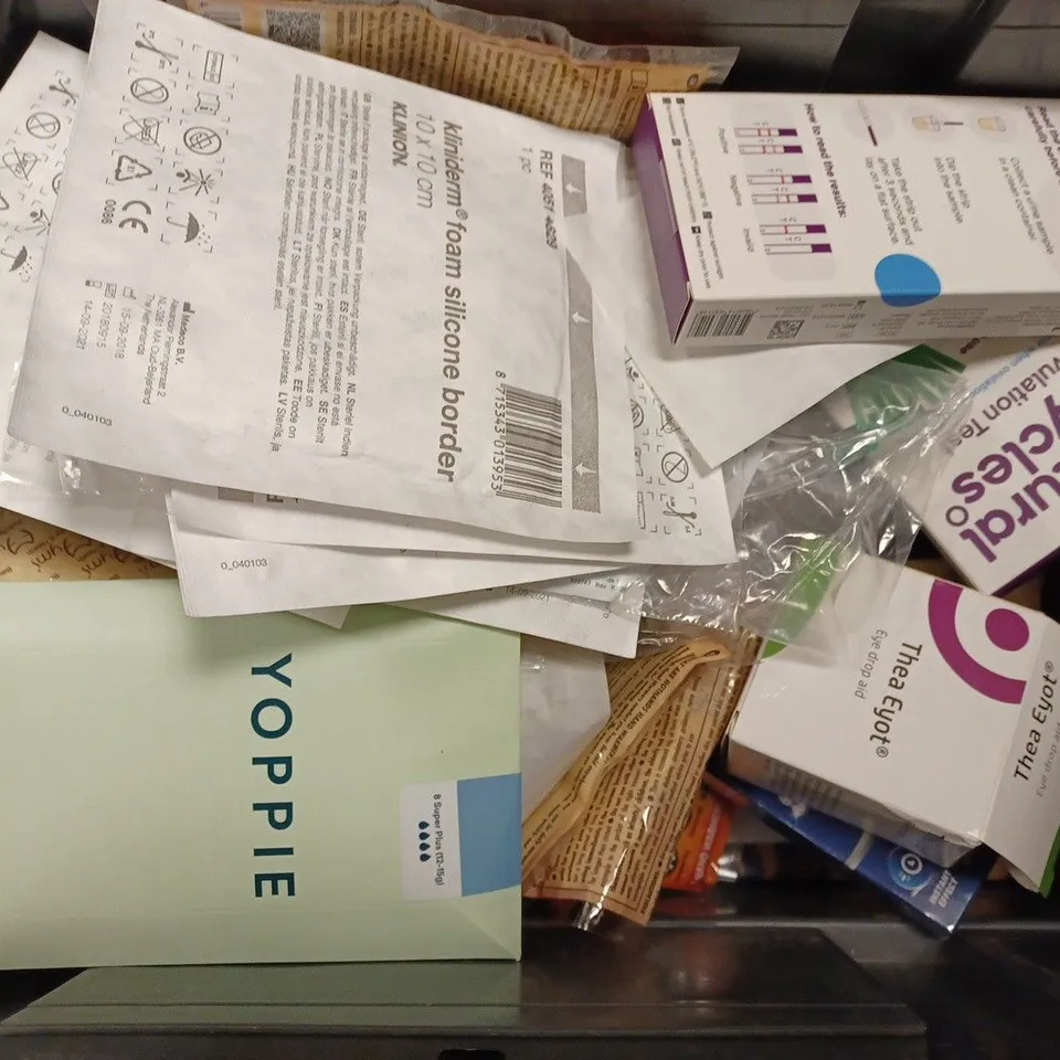 BOX OF APPROX 20 ASSORTED HEALTH AND BEAUTY ITEMS TO INCLUDE - ANA HAIR OIL - WILKINSON SWORD HYDRO 5 - EYLURE LONDON DRAMATIC EYELASHES ECT