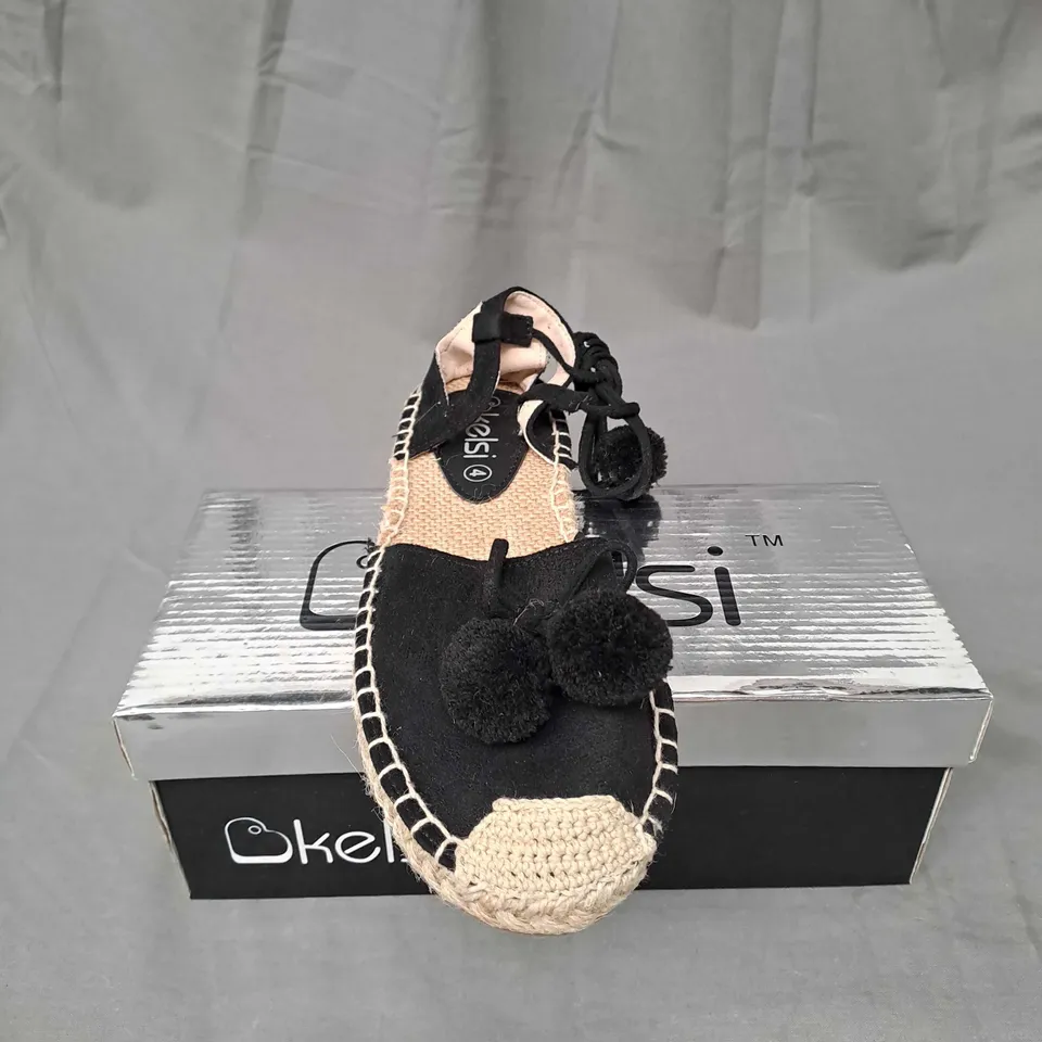 BOX OF APPROXIMATELY 12 PAIRS OF KELSHI SANDALS IN CAMEL/BLACK - VARIOUS SIZES 
