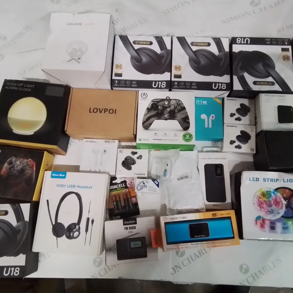 BOX CONTAINING LARGE AMOUNT OF MIXED ELECTRONIC ITEMS, PHONE ACCESSORIES ETC.