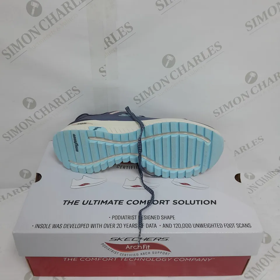 BOXED PAIR OF SKETCHERS SIZE 7 TRAINERS 
