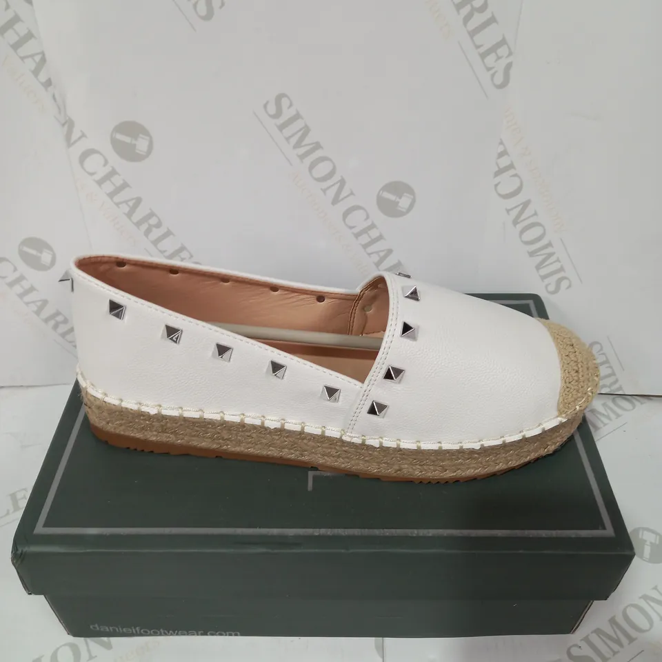 BOXED PAIR OF DANIEL WHITE SLIP ON SHOES SIZE 40