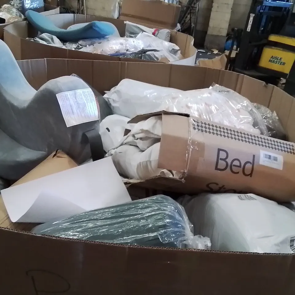 PALLET CONTAINING A LARGE QUANTITY OF PILLOWS
