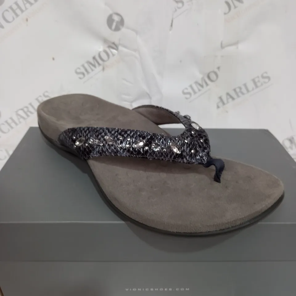 BOXED PAIR OF VIONIC REST LUCIA SANDALS IN SLATE SIZE 6
