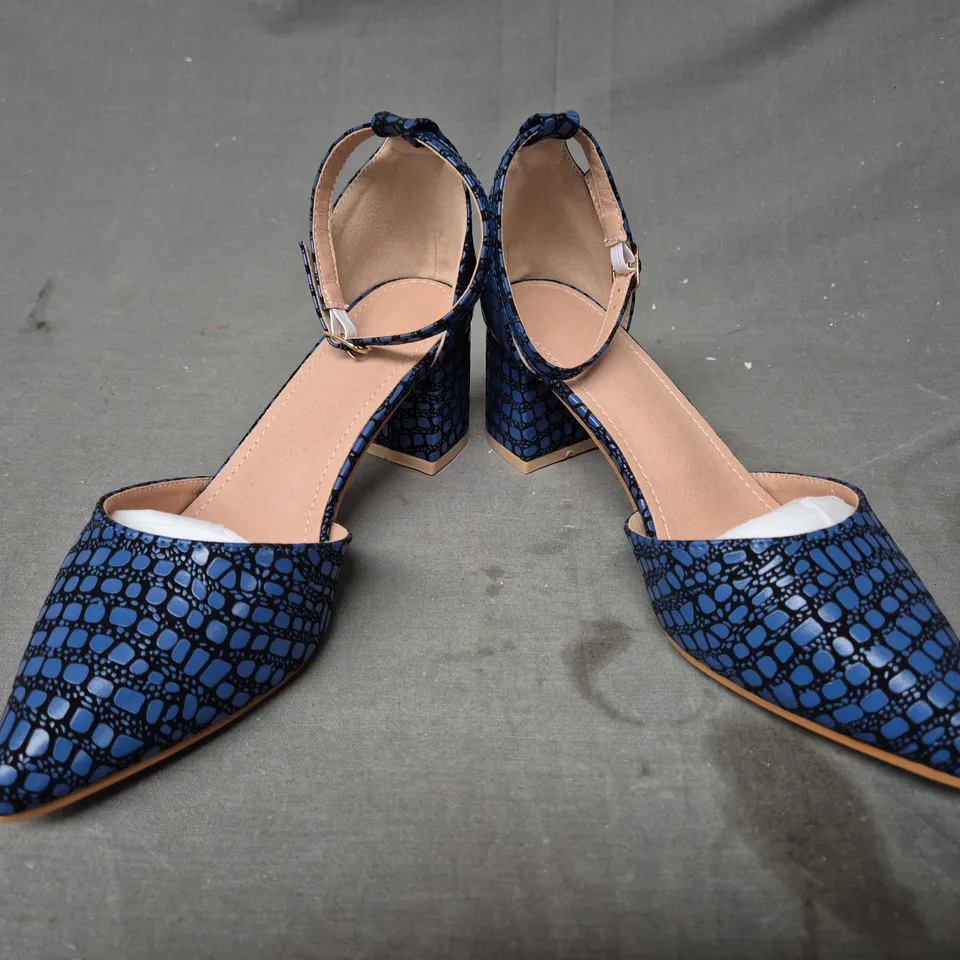 BOXED PAIR OF UNBRANDED POINTED TOE BLOCK HEEL SHOES IN BLUE EU SIZE 36