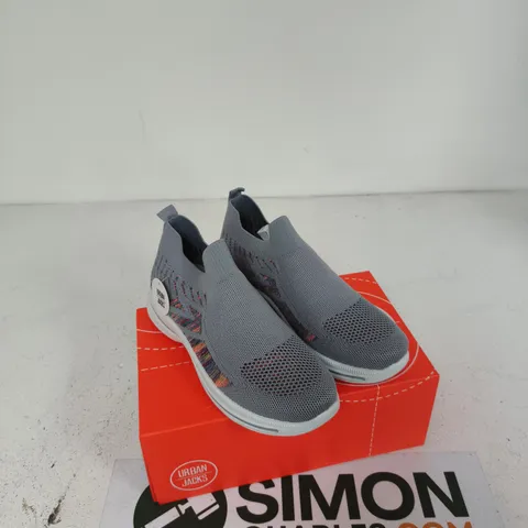 URBAN JACKS GREY SLIP-ON KNIT SNEAKERS – UK 7 