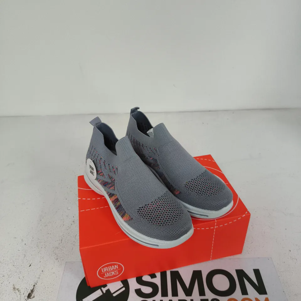 URBAN JACKS GREY SLIP-ON KNIT SNEAKERS – UK 7 