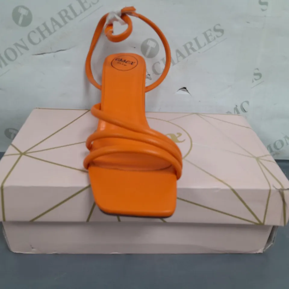 BOXED PAIR OF ESSEX GLAM OPEN TOE BLOCK HEEL SYNTHETIC LEATHER SANDALS IN ORANGE UK SIZE 3