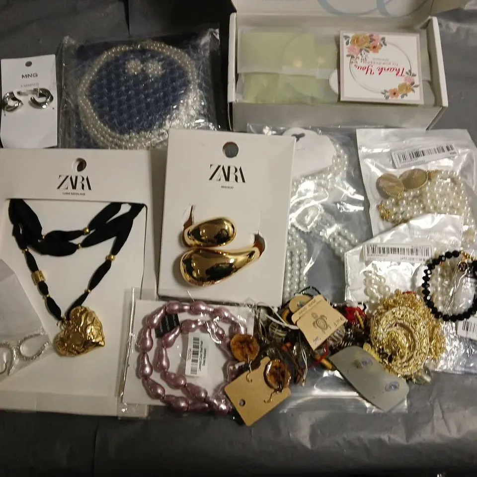 LOT OF ASSORTED JEWELLERY AND WATCH ITEMS TO INCLUDE ZARA, MNG AND SELENICHAST