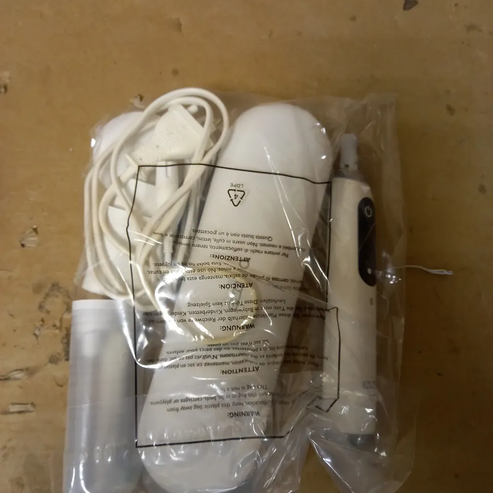 ORAL-B IO9 WHITE ULTIMATE CLEAN ELECTRIC TOOTHBRUSH
