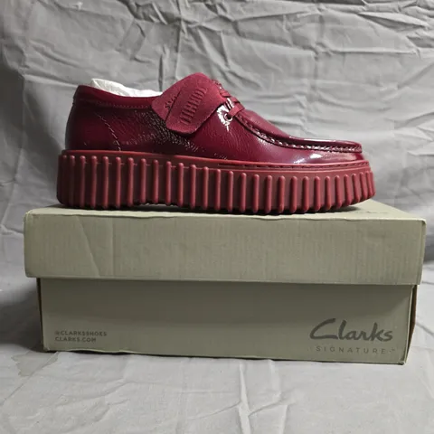 BOXED PAIR OF CLARKS SIGNATURE TORHILL BEE FLATFORM SHOES IN BURGUNDY SIZE 6