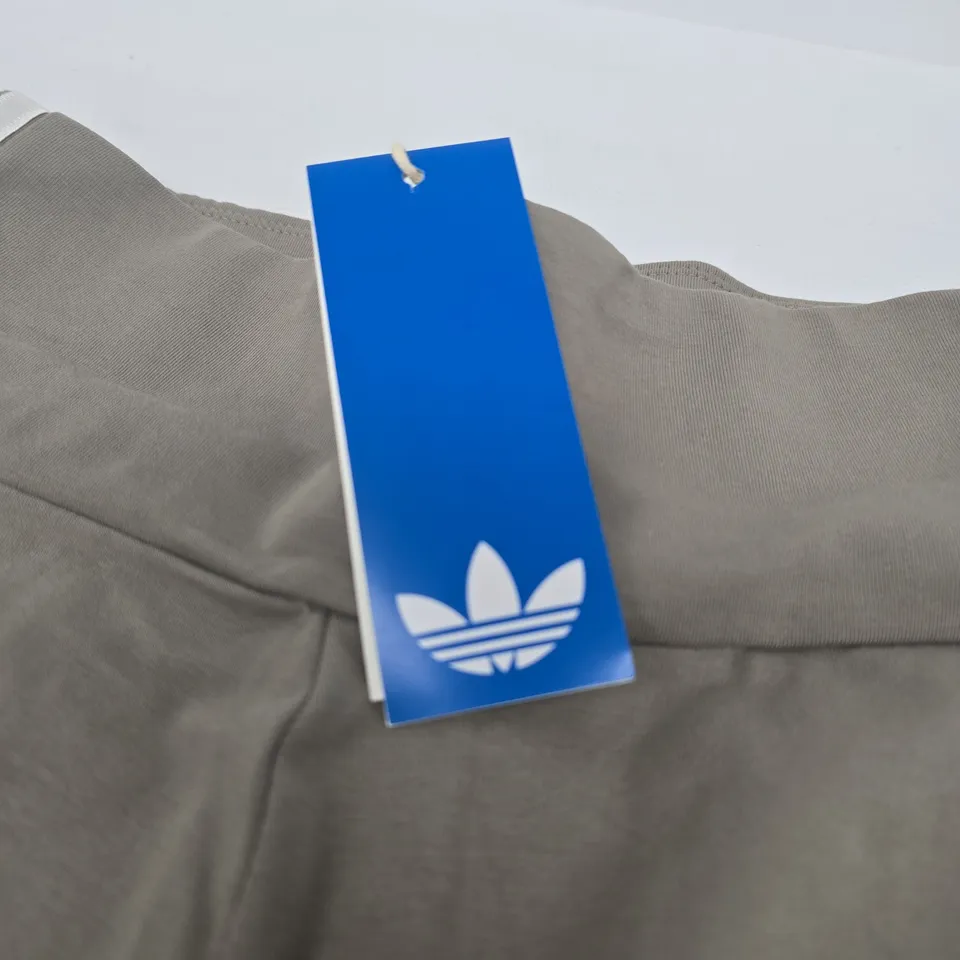 ADIDAS GREY LEGGINGS WITH WHITE THREE-STRIPE SIDE PANELS – SMALL