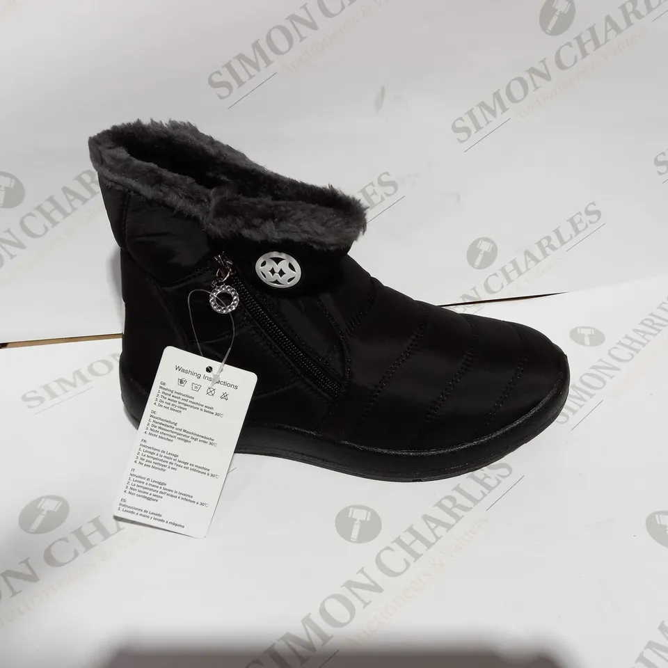 BAGGED BLACK WARM SNOW BOOTS - SIZE 5 UK