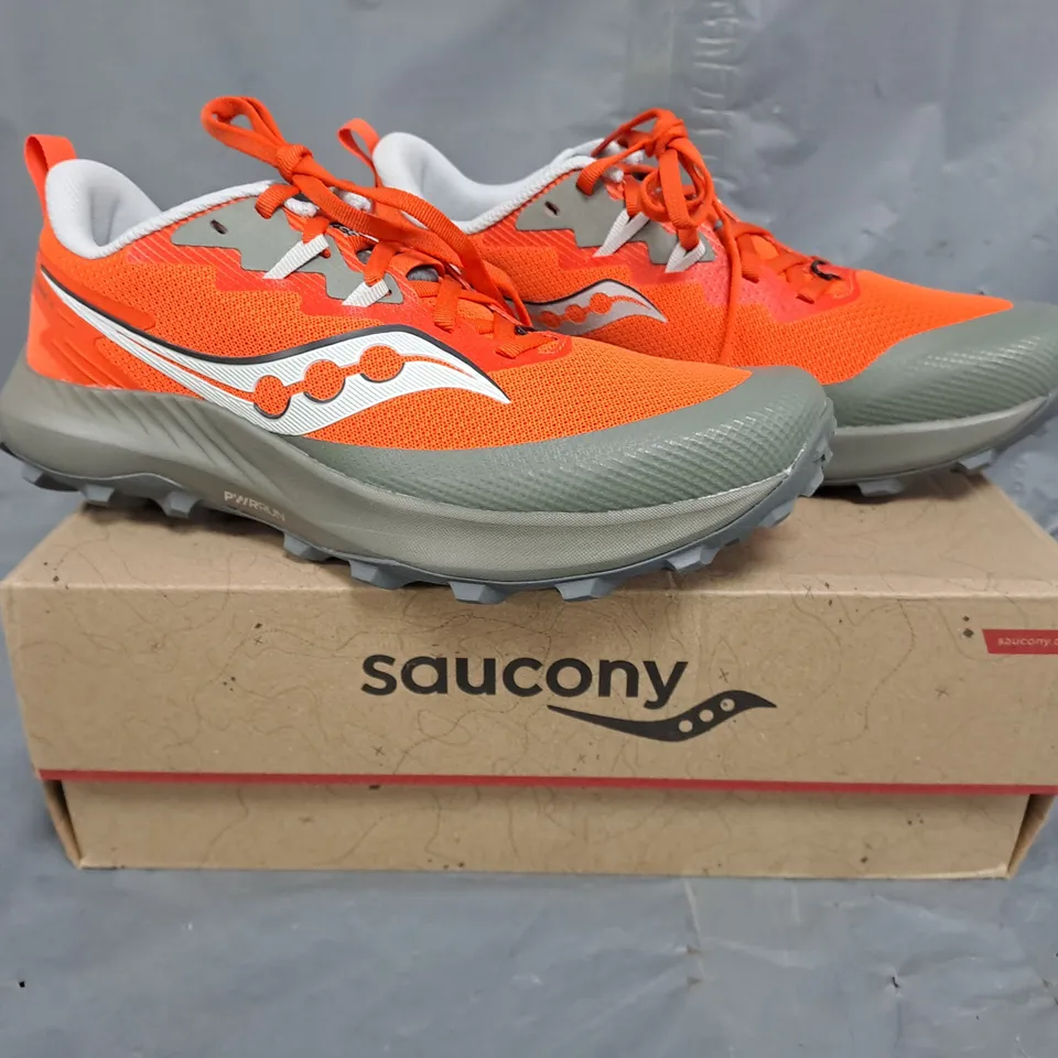 BOXED PAIR OF SAUCONY PEREGRINE 14 SHOES IN GREY/ORANGE SIZE UK 8.5