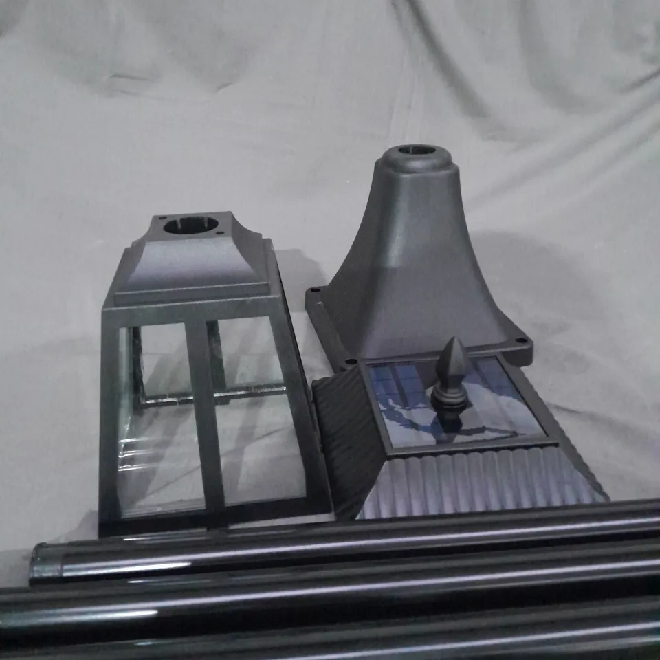 BOXED WHITEHALL SOLAR LAMP POST RRP £44.99