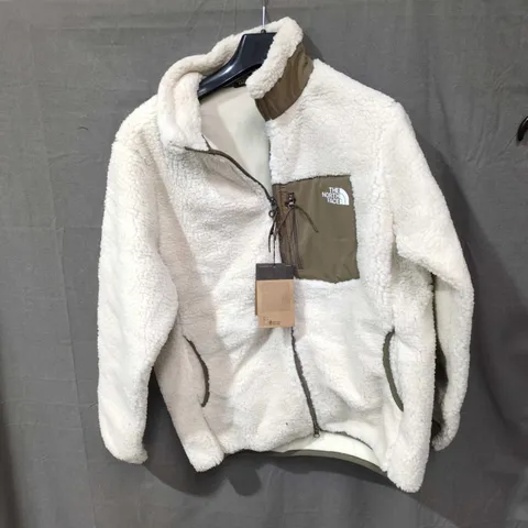 THE NORTH FACE MEN'S WHITE SHERPA FLEECE JACKET WITH OLIVE CHEST POCKET – SIZE M