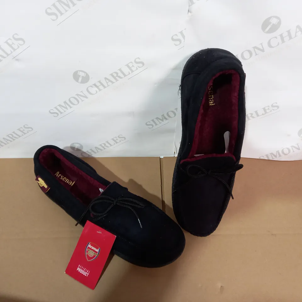 BOXED PAIR OF ARSENAL BLACK SLIPPERS SIZE 9/10