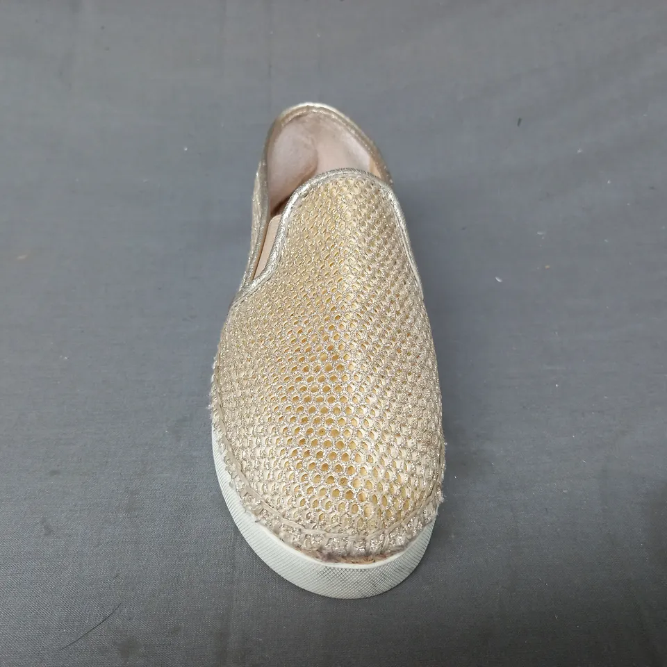 BOXED PAIR OF VINCE CAMUTO TAMBIE FABRIC/LEATHER SNEAKERS IN GOLD W. GLITER EFFECT SIZE 5.5
