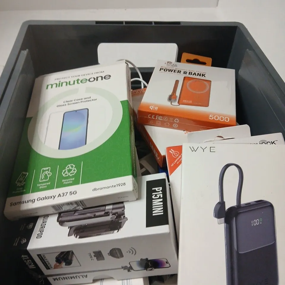 APPROXIMATELY 15 ASSORTED ITEMS INCLUDING P15 MINI GRIP QUADRIPOD , MINUTEONE SCREEN PROTECTOR AND WYE FLUX POWER BANK 