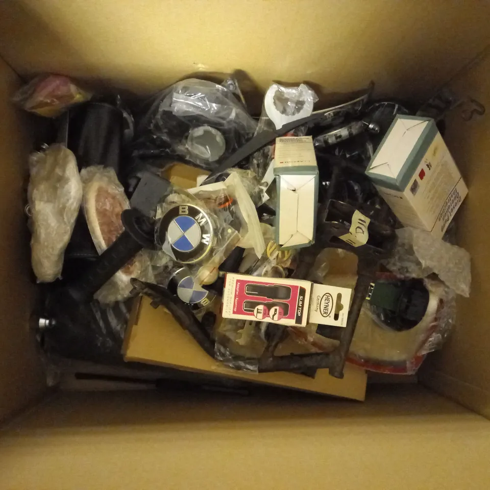 BOX OF ASSORTED CAR ACCESSORIES TO INCLUDE CAR FOG LIGHT - TOW BAR - HD VISOR / COLLECTION ONLY