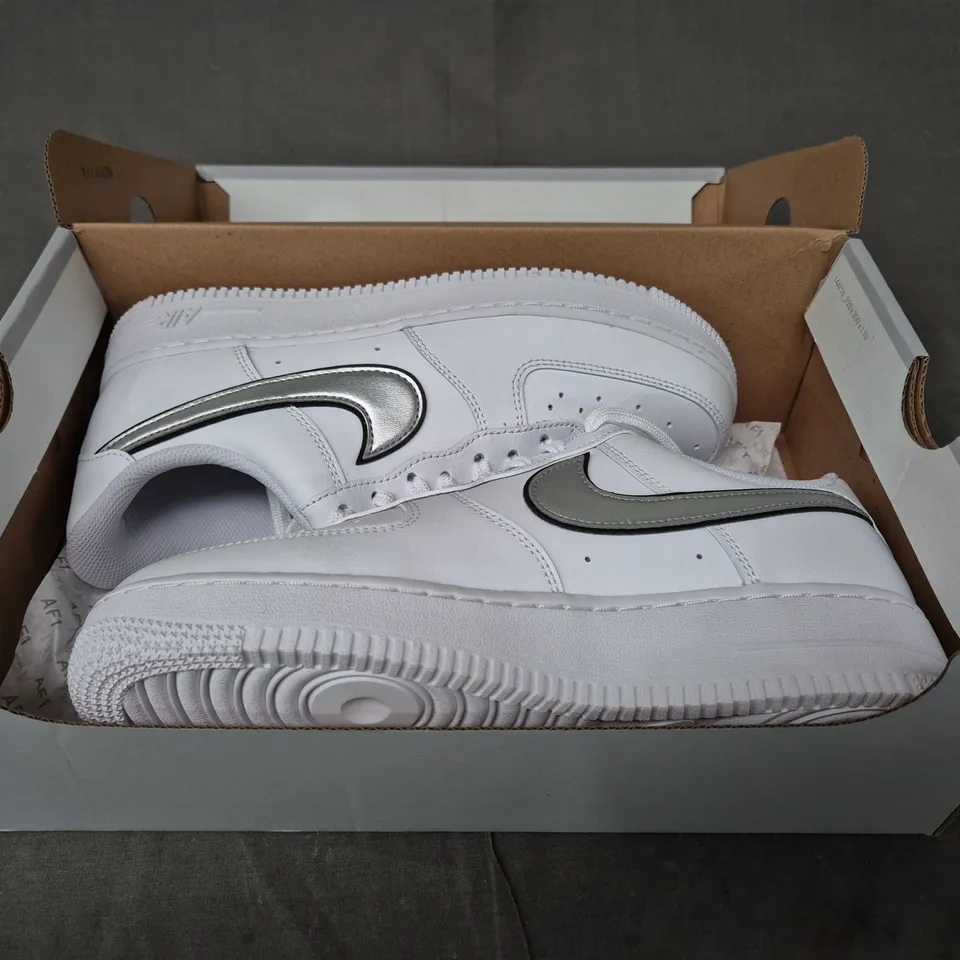 BOXED PAIR OF NIKE WOMEN'S AIR FORCE 1 '07 ESS SHOES IN WHITE/METALLIC SILVER UK SIZE 6