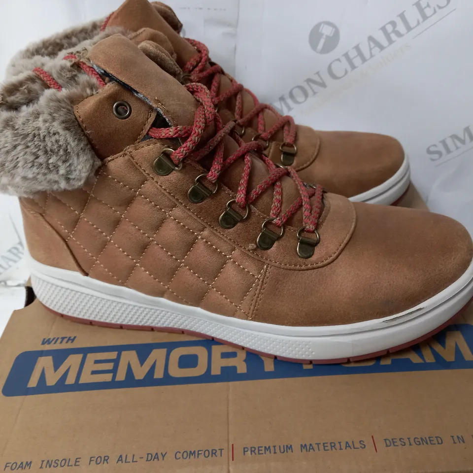 BOXED PAIR OF SKECHERS BOBS SKIPPER WAVE DIAMOND QUILTS BOOTS IN CHESTNUT UK SIZE 7