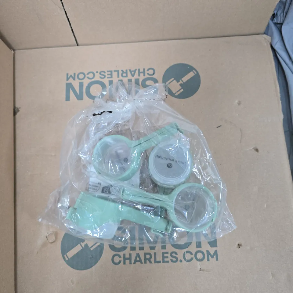 BOX OF APPROXIMATELY 12 ASSORTED ITEMS TO INCLUDE: POUR AND STORE BAG CLIPS 