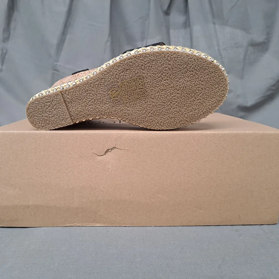 BOXED PAIR OF BOOHOO STUDDED CORK OPEN TOE WEDGE SANDALS IN BLACK SIZE 5