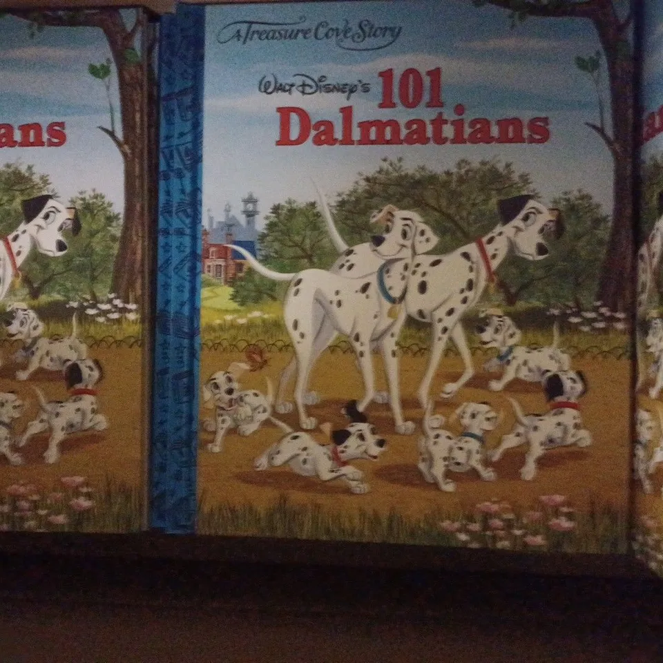 LOT OF APPROX. 38 TREASURE COVE STORY WALT DISNEY'S 101 DALMATIANS BOOKS