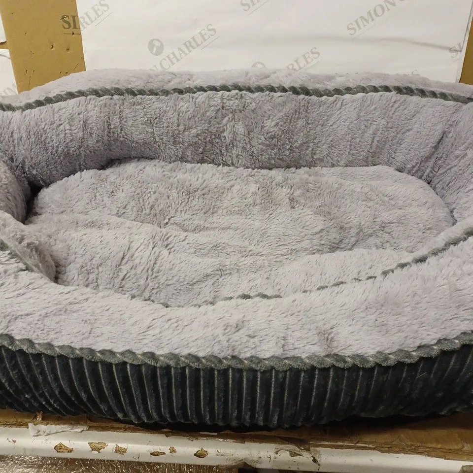 XL GREY PLUSH PET BED 