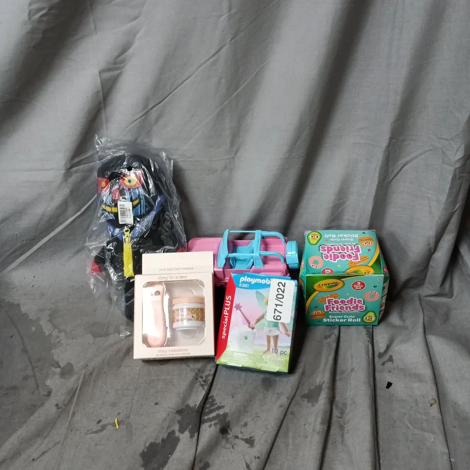 APPROXIMATELY 15 ASSORTED ITEMS OF TOYS AND GAMES INCLUDING FOODIE FRIENDS STICKER ROLL, TINY TUMMIES ICE CREAM AND PLAYMOBILE FAIRY
