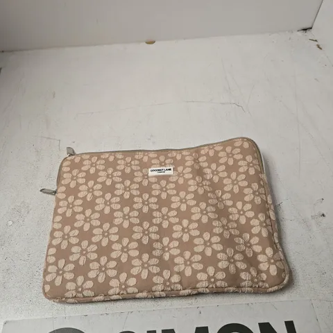 COCONUT LANE LONDON FLORAL LAPTOP CASE – BEIGE WITH WHITE FLOWERS 