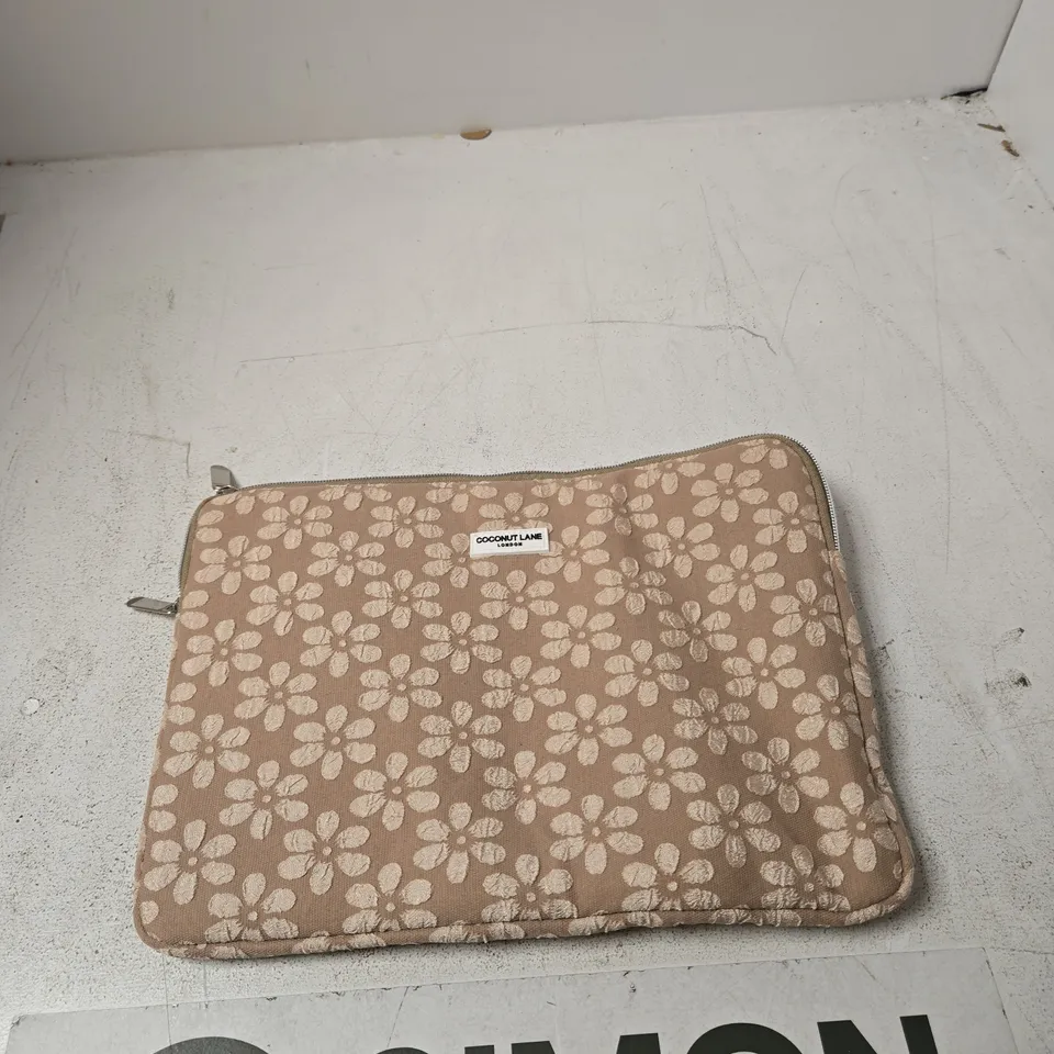 COCONUT LANE LONDON FLORAL LAPTOP CASE – BEIGE WITH WHITE FLOWERS