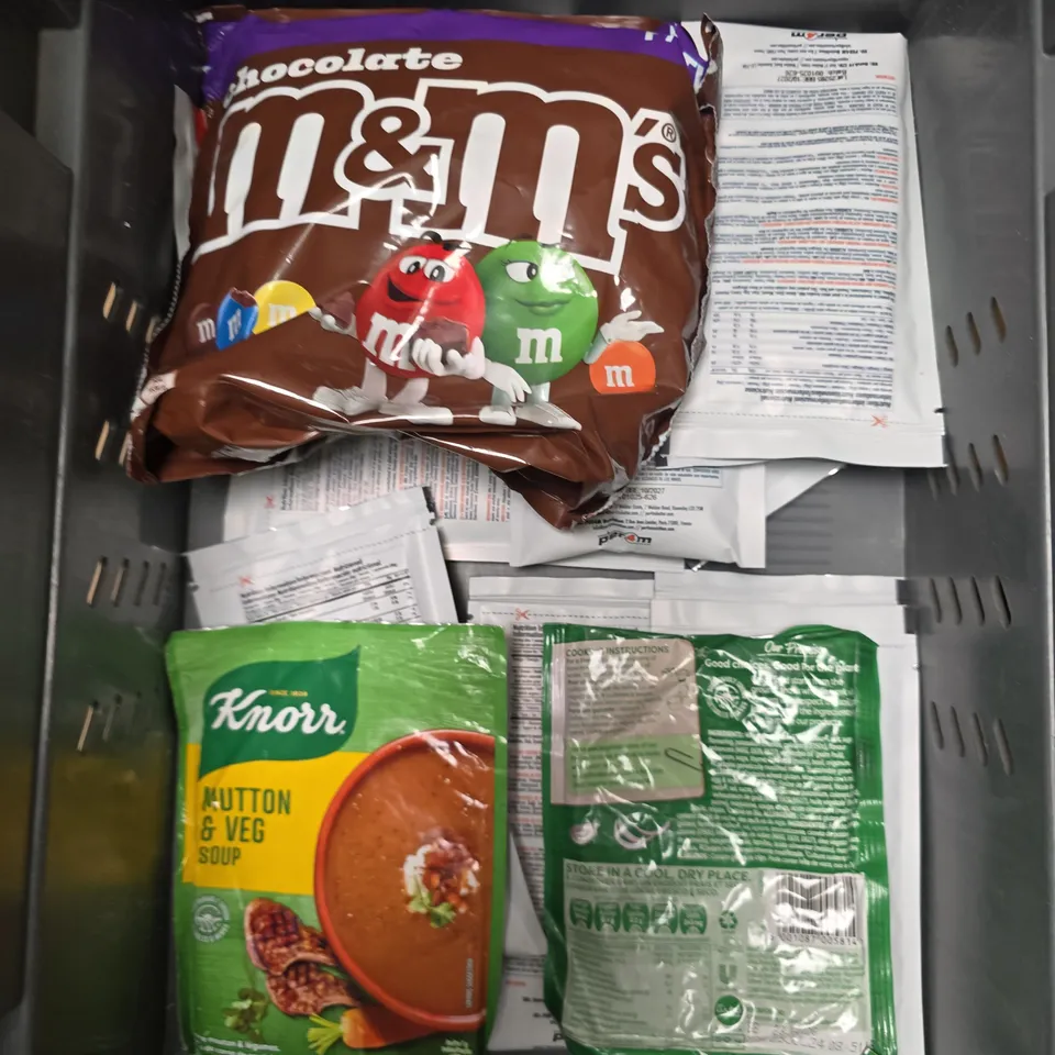 APPROXIMATELY 10 ASSORTED FOOD/DRINK PRODUCTS TO INCLUDE LAY'S CRISP, M&M'S, CHILLI OIL ETC 