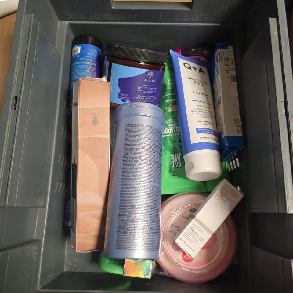 APPROXIMATELY 15 ASSORTED HEALTH & BEAUTY PRODUCTS TO INCLUDE GIVE ME CONDITIONER, AS I AM CONDITIONER, ATOMY FOAM CLEANSER ETC - COLLECTION ONLY