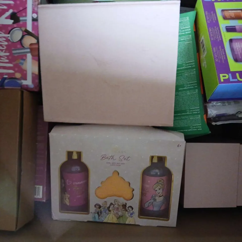 BOX OF APPROXIMATELY 12 ASSORTED COSMETIC BOX SETS TO INCLUDE OLEHENRIKSEN, BFFBEAUTY, ETC - COLLECTION ONLY