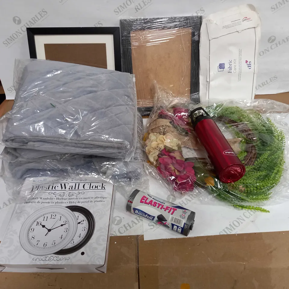 LOT OF APPROX 10 ASSORTED ITEMS TO INCLUDE CLOCK, PICTURE FRAMES, BOTTLE ETC
