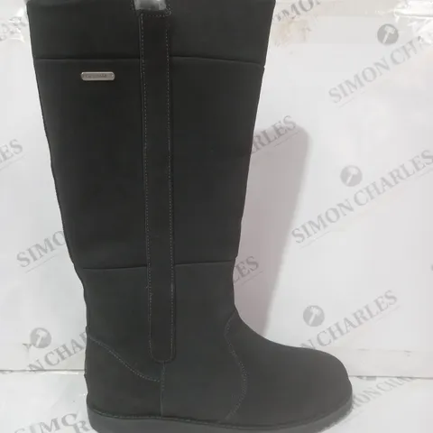 BOXED PAIR OF EMU AUSTRALIA MOONTA BOOTS IN DARK GREY SIZE 6